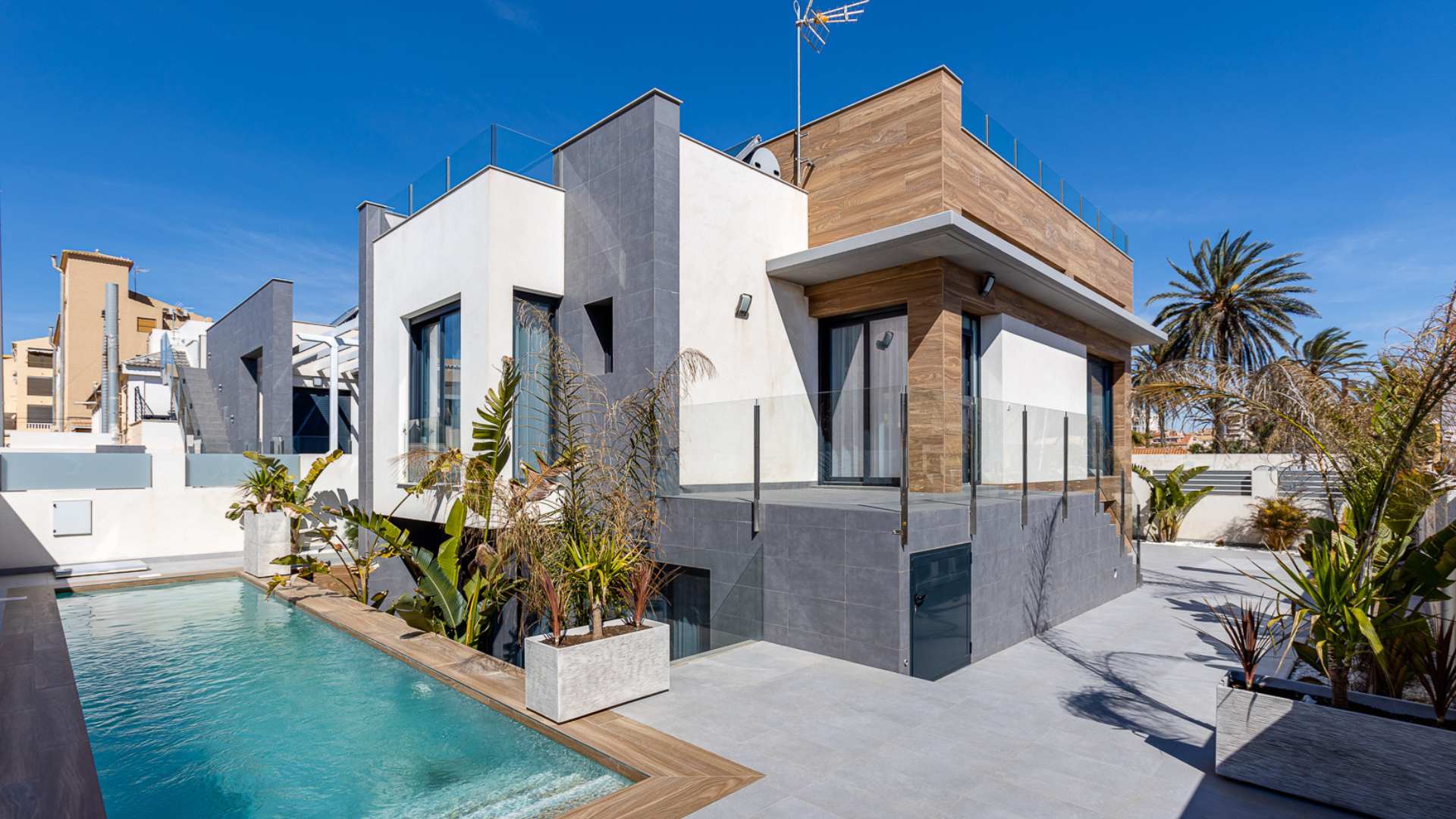 Villa met zwembad aan de zee